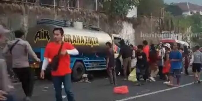 BREAKING NEWS: Truk Tabrak Penonton Karnaval di Mojokerto, 2 Orang Meninggal dan 19 Luka