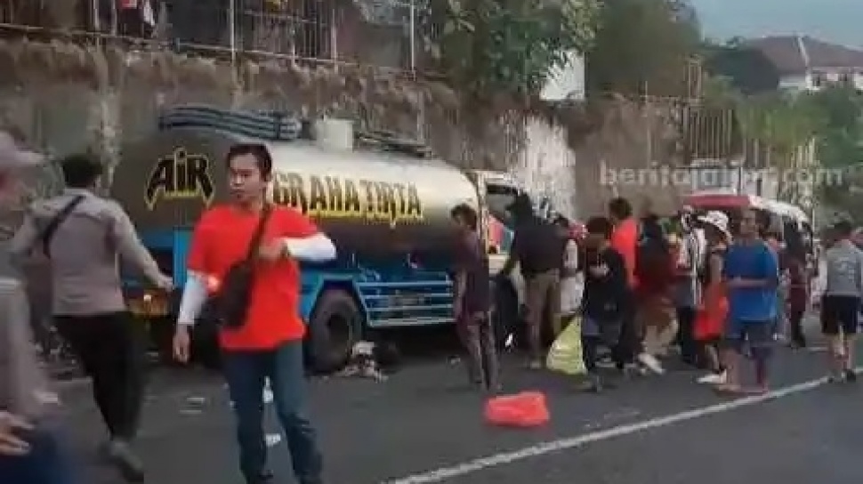 BREAKING NEWS: Truk Tabrak Penonton Karnaval di Mojokerto, 2 Orang Meninggal dan 19 Luka