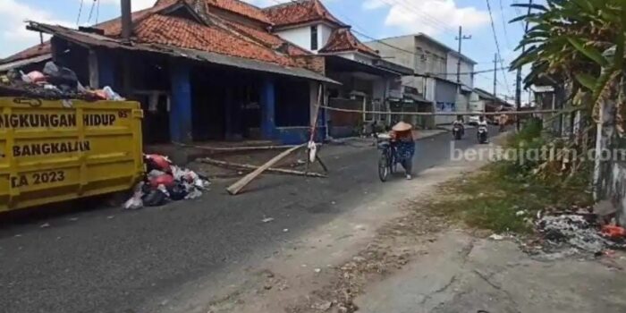 BREAKING NEWS! Warga Bangkalan Ngamuk Tutup Jalan Gegara Sampah Menumpuk