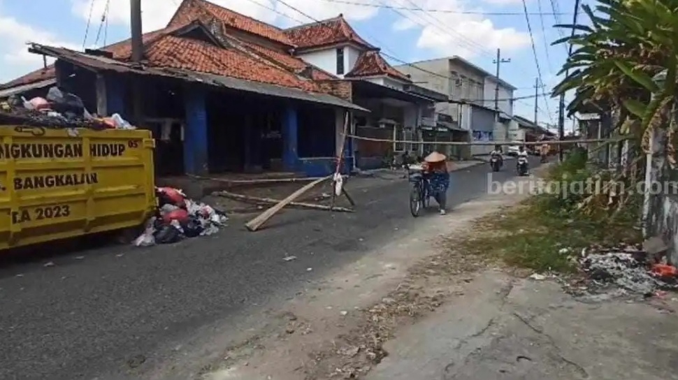 BREAKING NEWS! Warga Bangkalan Ngamuk Tutup Jalan Gegara Sampah Menumpuk