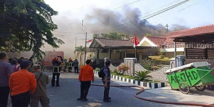 BREAKING NEWS: Gudang Sepatu di Jemursari Surabaya Terbakar, Api Langsung Membesar