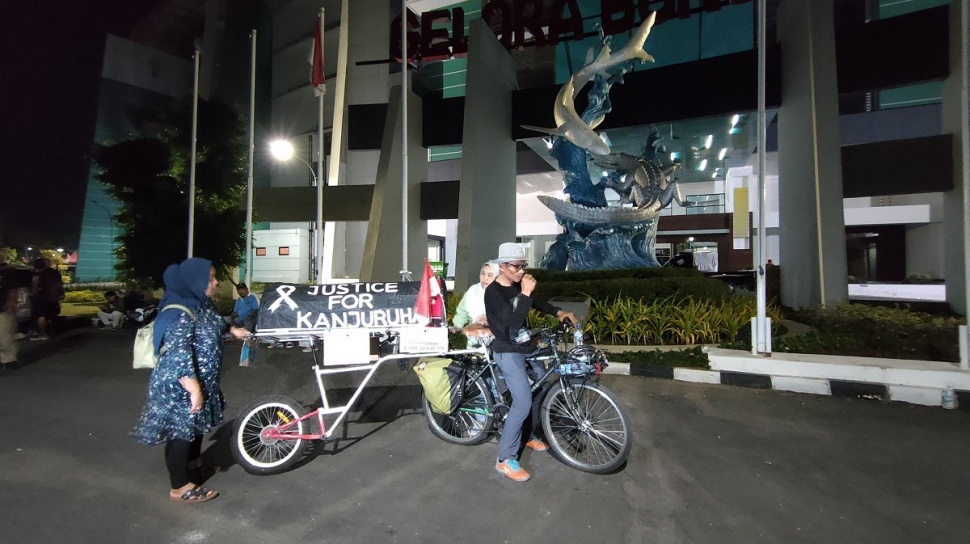Ada yang Ingin Lepas Kerandanya, Keluarga Korban Tragedi Kanjuruhan Kawal Pak Midun Gowes ke Jakarta