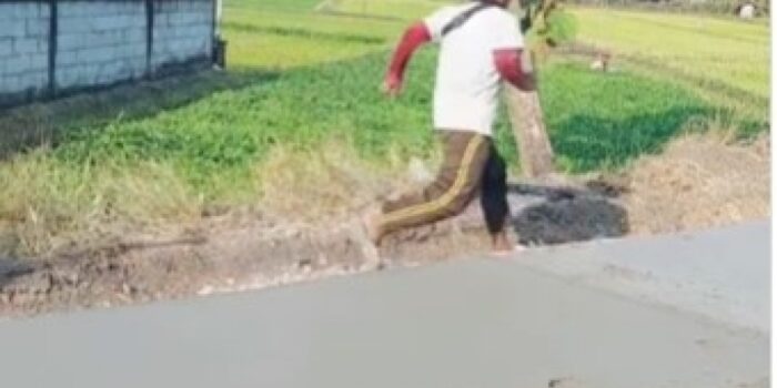 Viral Detik-detik Pemotor Dikejar Pekerja Proyek Gara-gara Nekat Terobos Jalan Cor yang Masih Basah – Berita Jatim