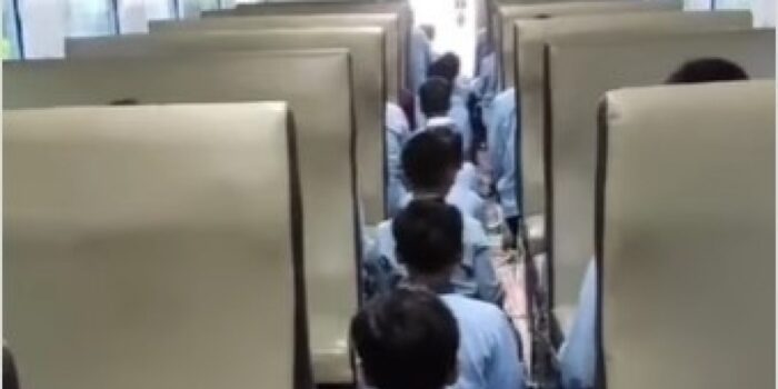 Viral Siswa SDIT Al-Hikmah di Blitar Salat Jemaah di Gerbong Kereta Api Tuai Perdebatan Warganet