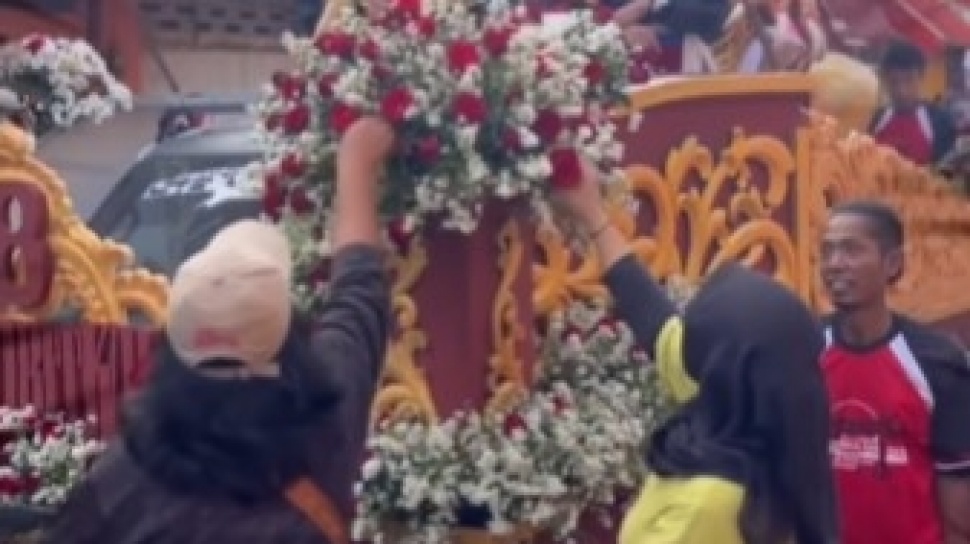 Aksi Penonton Ambil Bunga Hiasan Mobil Karnaval Bikin Geregetan: Rasa Ingin Memiliknya Tinggi