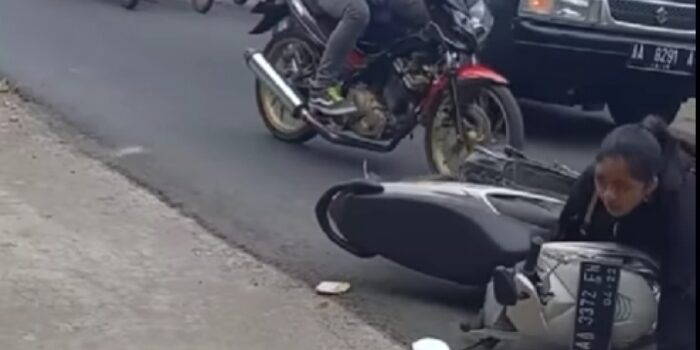 Bikin Gregetan, Naik Motor sambil Main Handphone Cewek Ini Berakhir Nyungsep di Aspal