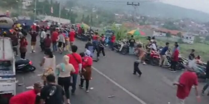 Detik-detik Kecelakaan Maut Truk Tabrak Penonton Karnaval di Mojokerto Terekam Kamera, Warga Berhamburan