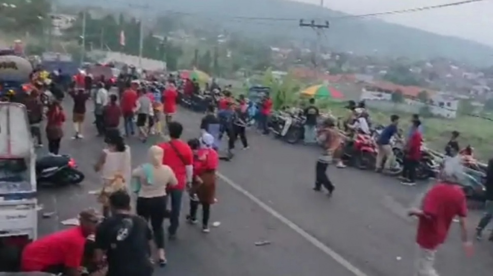 Detik-detik Kecelakaan Maut Truk Tabrak Penonton Karnaval di Mojokerto Terekam Kamera, Warga Berhamburan