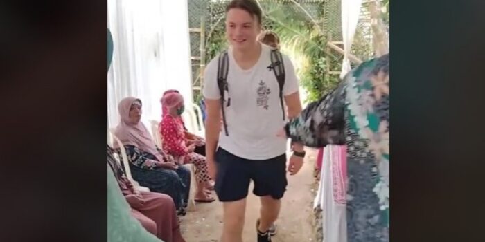 Kocak! Momen Dua Bule Nurut Disuruh Makan di Kondangan – Berita Jatim