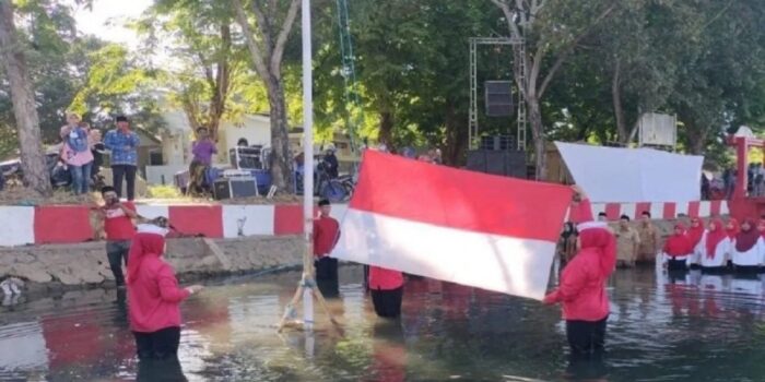 Unik, Warga Sumenep Rela Basah-basahan Upacara Bendera di Tengah Sungai