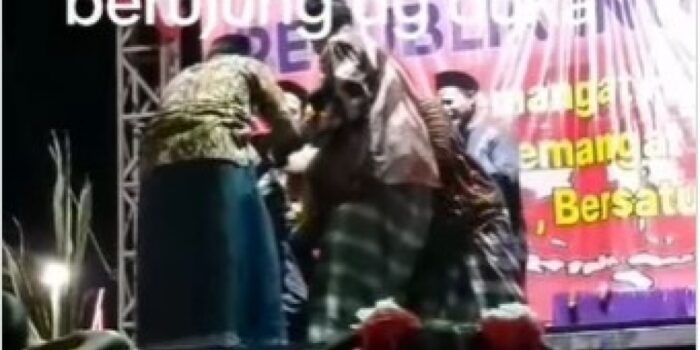 Innalillahi! Viral Bapak-bapak di Sidoarjo Kena Serangan Jantung saat Sedang Joget di Panggung 17-an – Berita Jatim