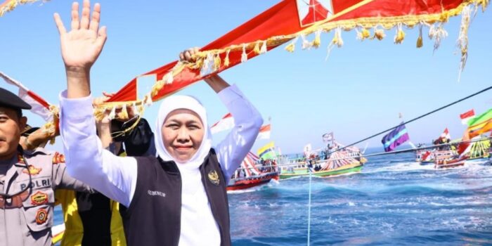 Tumbuhkan Kecintaan pada Laut, Gubernur Khofifah Bersama Ribuan Warga Petik Laut di Kraksaan Probolinggo