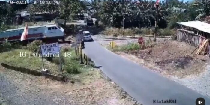 Detik-detik Mobil Tertabrak Kereta Api di Perlintasan Tanpa Palang di Banyuwangi Terekam CCTV – Berita Jatim