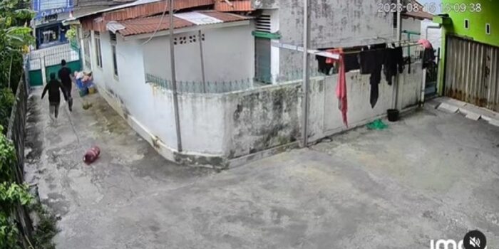 Kocak! Momen Dua Pemuda Gagal Curi Tabung Gas Gegara Ketahuan Emak-emak hingga Lari Ngibrit – Berita Jatim
