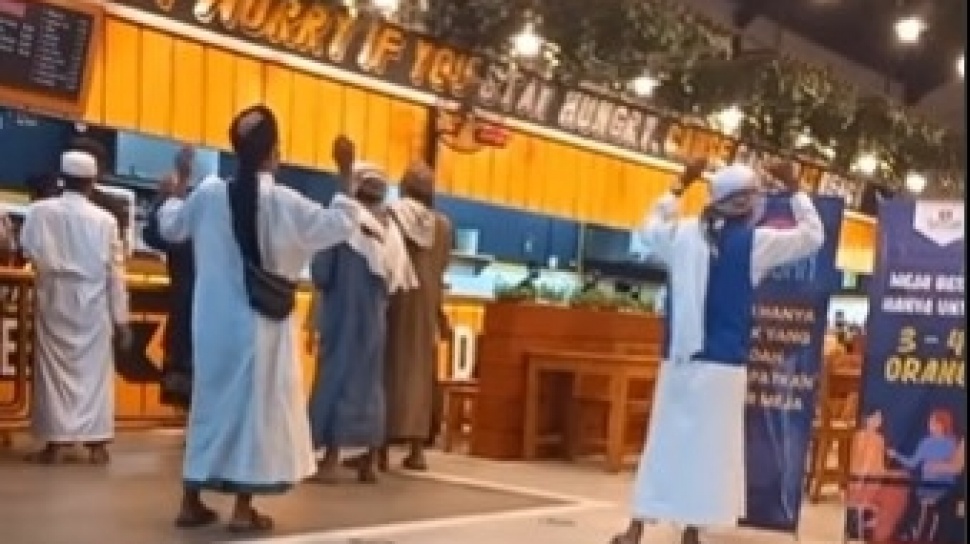 Viral Sekelompok Pria Berjubah Berdoa di Mie Gacoan Pamekasan, Diduga Sedang Rukyah