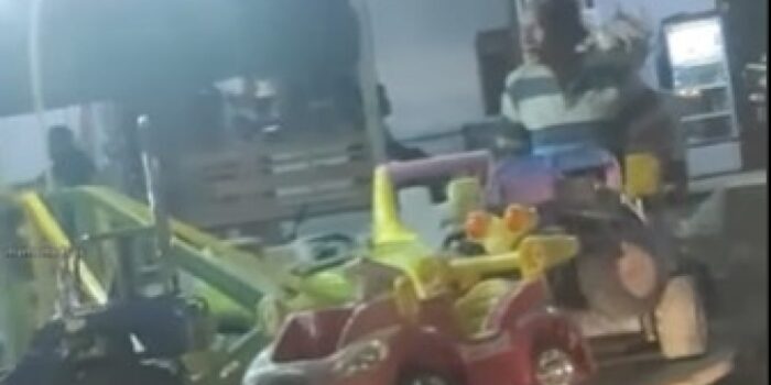 Kocak! Momen Bapak-bapak Naik Odong-odong Hingga Alami ‘Kecelakaan’ – Berita Jatim
