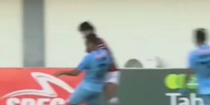 Ngeri, Momen Striker Persela Lamongan Silvio Escobar Disikut Pemain Persekat Tegal hingga Tak Sadarkan Diri