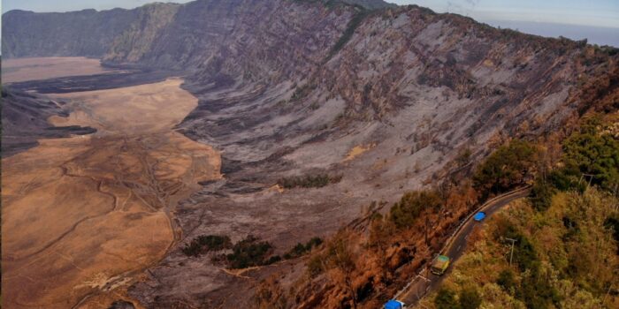 Kondisi Terkini Gunung Bromo, Api Masih Menjalar dan Asap Mengepul Tinggi – Berita Jatim