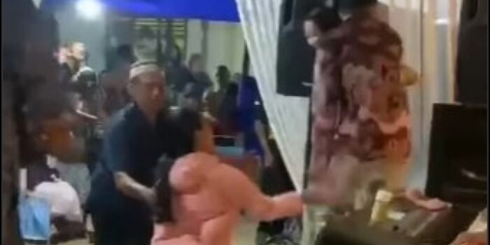 Viral! Lagi Asyik Nyanyi di Hajatan, Seorang Suami Diamuk Istri dan Anak – Berita Jatim