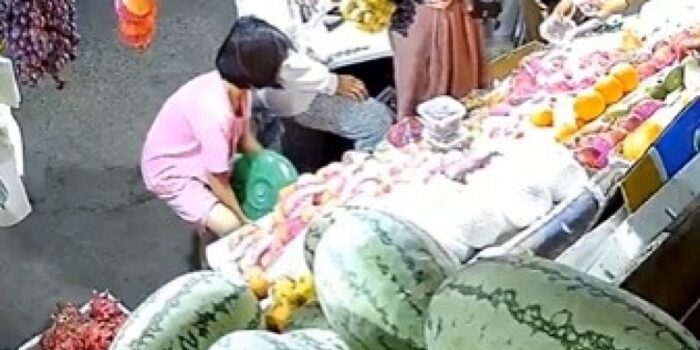Viral Emak dan Anak Kompak Mencuri Buah Dimasukkan Ember: Saya Kira Penjualnya Ternyata Seniornya – Berita Jatim