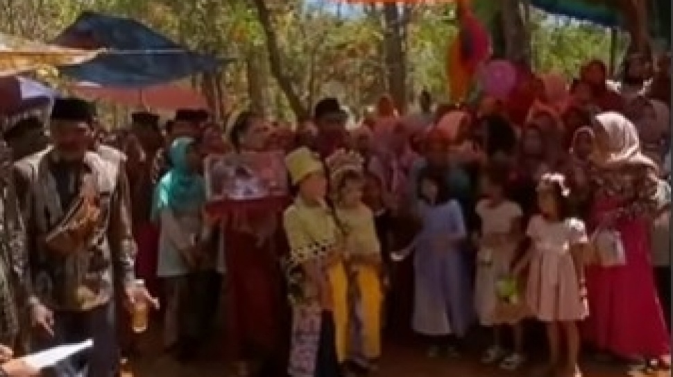 Viral Pernikahan Anak SD di Bangkalan Madura Diduga Dijodohkan, Warganet: Kan Bisa Nunggu Besar
