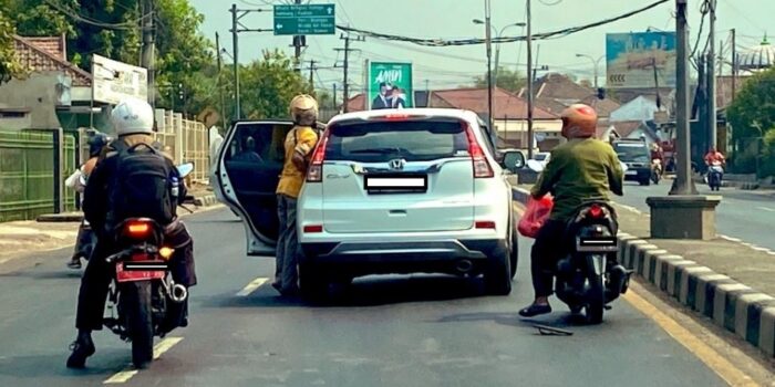 Viral Pemobil Baik Hati di Mojokerto, Tolong Korban Kecelakaan ke RS Meski Tak Terlibat – Berita Jatim