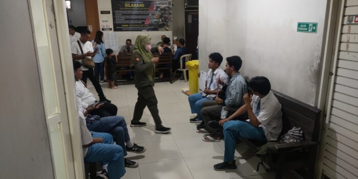 Duh, Belasan Pelajar di Surabaya Terjaring Razia Satpol PP Saat Sedang Asyik Main Kartu di Warung – Berita Jatim