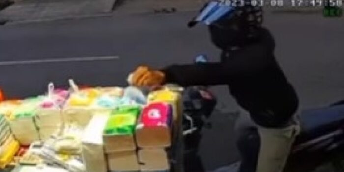 Keterlaluan, Pemotor di Surabaya Mencuri Tisu Pedagang Pinggir Jalan Terekam Kamera – Berita Jatim