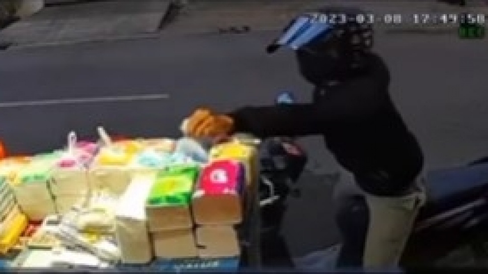 Keterlaluan, Pemotor di Surabaya Mencuri Tisu Pedagang Pinggir Jalan Terekam Kamera