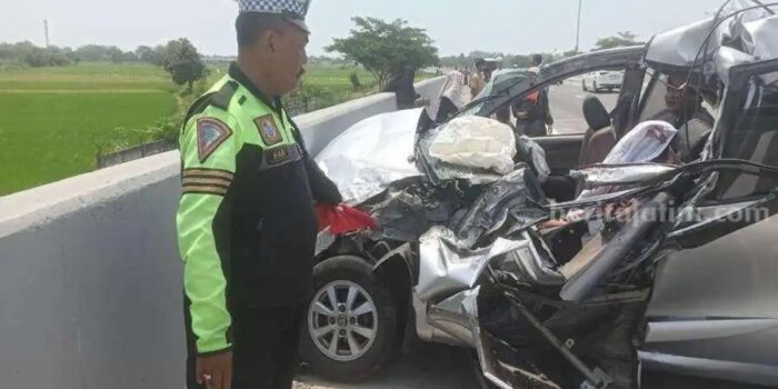 Duarrr! Ban Belakang Pecah, Avanza Kecelakaan di Tol Gempol-Pasuruan