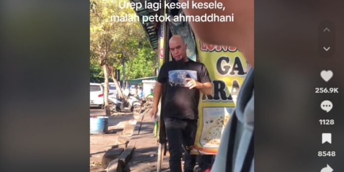 Makan di Warung Kaki Lima di Surabaya, Pria Kaget Ketemu Sosok Terkenal Ini: Selera Artis Sama Kaya Gue! – Berita Jatim