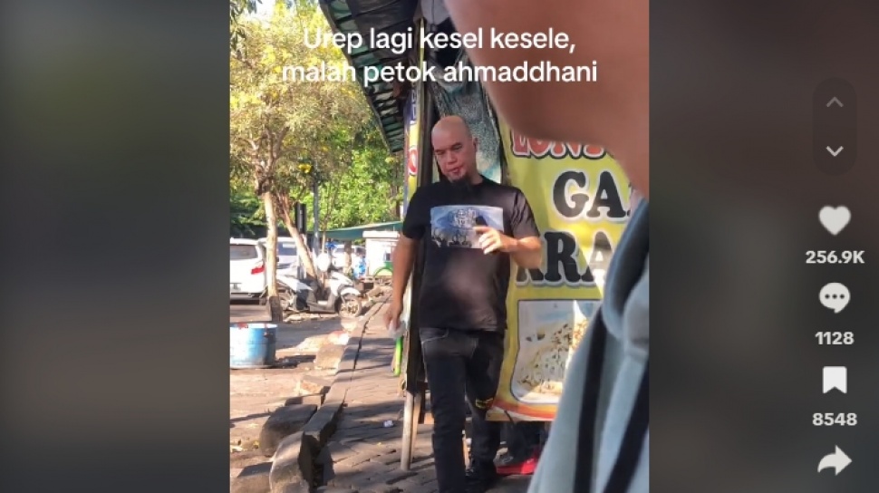 Makan di Warung Kaki Lima di Surabaya, Pria Kaget Ketemu Sosok Terkenal Ini: Selera Artis Sama Kaya Gue!
