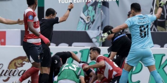 Sempat Terkapar Saat Halau Tendangan Bebas Pemain PSS, Yuda Editya Berangsur Pulih