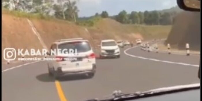 Viral Pengendara Mobil Melaju Secara Zig-zag di Jalan Raya, Bikin Was-was