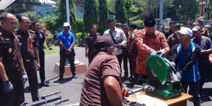 Kejari Sidoarjo Musnahkan Belasan Senjata Api dan Barang Bukti Narkoba