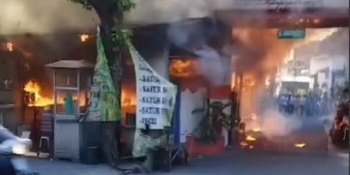 BREAKING NEWS: Detik-Detik Warung Makan di Surabaya Terbakar, Api Berkobar Besar