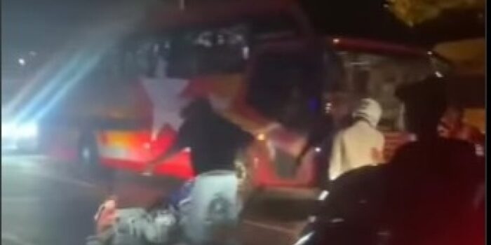 Viral! Pemotor Diintimidasi Hingga Motornya Dibanting saat Adang Bus Lawan Arah di Lamongan: Main Hakim Sendiri – Berita Jatim