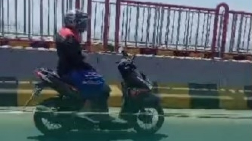 Viral Aksi Pengendara Motor 'Gaib' Terekam di Jembatan Suramadu