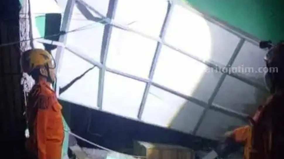 Rumah Milik Warga Bojonegoro Roboh Diterjang Angin Kencang Disertai Hujan