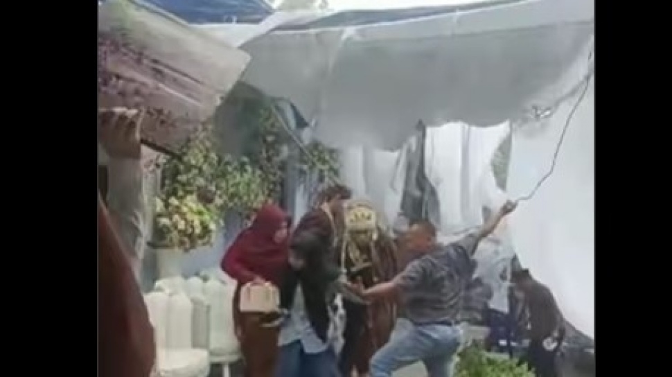 Detik-detik Tenda Pernikahan di Ponorogo Roboh Diterjang Hujan Angin
