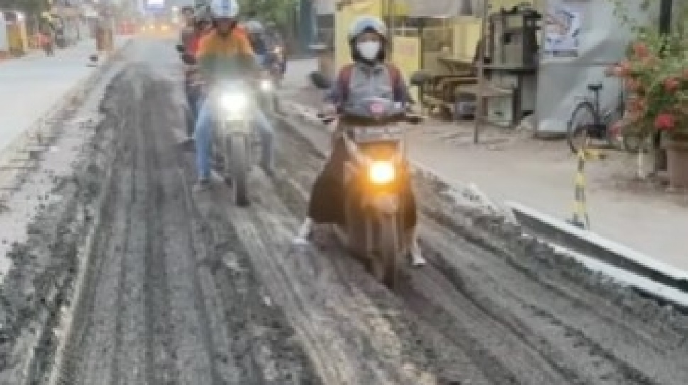 Viral Bentor hingga Truk Trailer Terjebak Jalan Cor Masih Basah di Jombang Bikin Geram