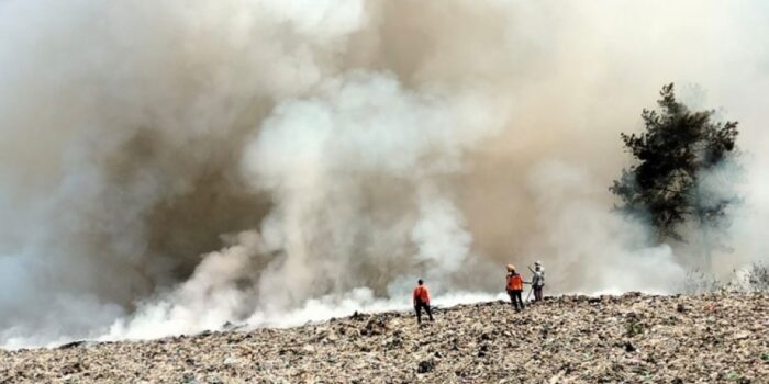 TPA Telekung Kota Batu Terbakar, Petugas Berjibaku Memadamkan Api