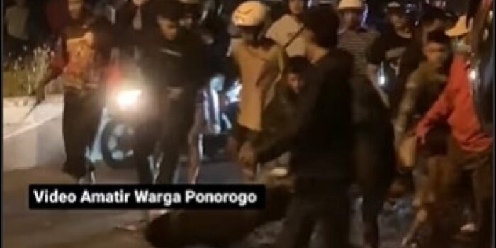 Detik-detik Warga Hancurkan Motor Pembalap Liar di Ponorogo