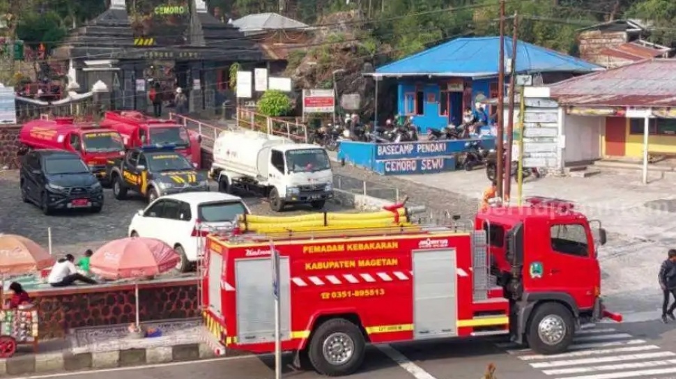 Api Kebakaran Gunung Lawu Kian Mendekat ke Pemukiman di Cemoro Sewu
