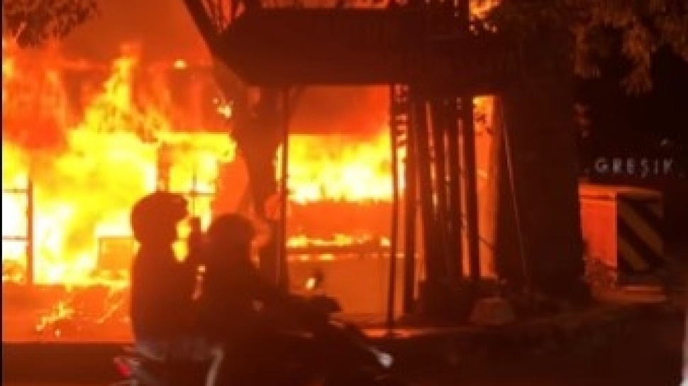 Kebakaran Warung di Perbatasan Surabaya-Gresik, Lalu Lintas Macet