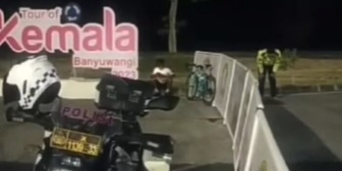 MasyaAllah, Momen Polisi Sempatkan Salat Subuh di Pinggir Jalan saat Tour of Kemala Banyuwangi