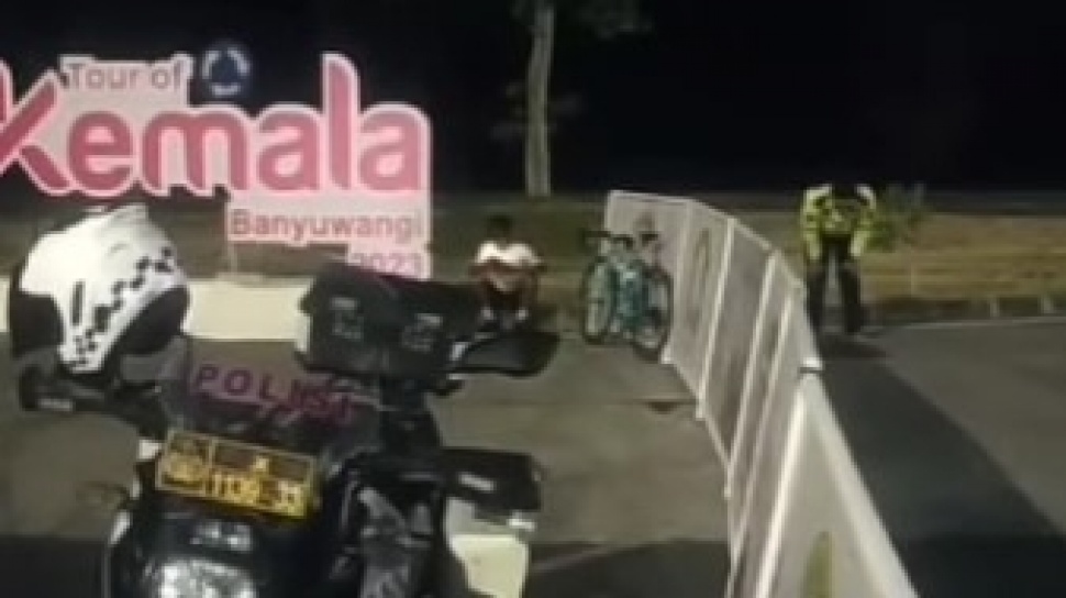 MasyaAllah, Momen Polisi Sempatkan Salat Subuh di Pinggir Jalan saat Tour of Kemala Banyuwangi