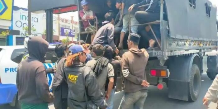 Terjaring Razia, Puluhan Bonek Diantar Keluar Perbatasan Kediri