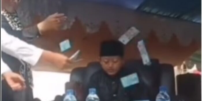 Viral! Emak-emak Sawer Qori yang Tengah Lantunkan Al-Qur'an Banjir Kritikan