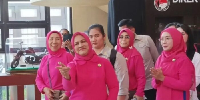 Momen Iriana Jokowi Asyik Berjoged Bersama Siswa di Surabaya